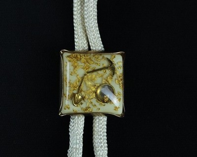 VINTAGE MEN'S PROSPECTOR'S SQUARE BOLO TIE WITH PICK SHOVEL PAN & GOLD FLAKES