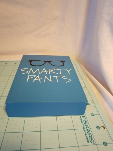Letrero de madera pintado azul con gafas negras lee "Pantalones inteligentes" - 5 X 1,5 X 7 pulgadas - Imagen 8 de 11