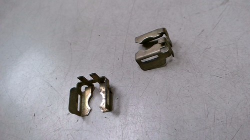 2X Halter Klammer Feder Einspüritzdüse VW Polo Bj 2001 6 N/6 KV 2676269