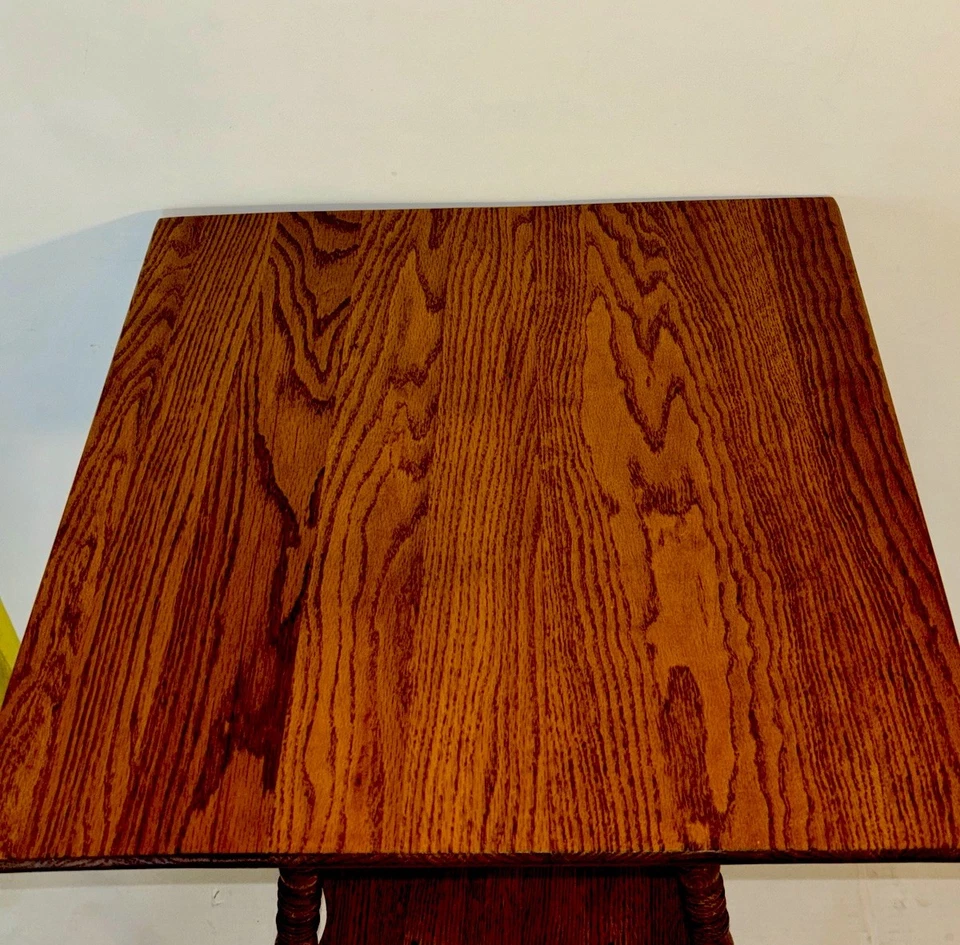 Lámpara victoriana tallada a mano roble tigre aserrado en cuartos bobina patas torneadas 2 niveles Foto 4 de 4