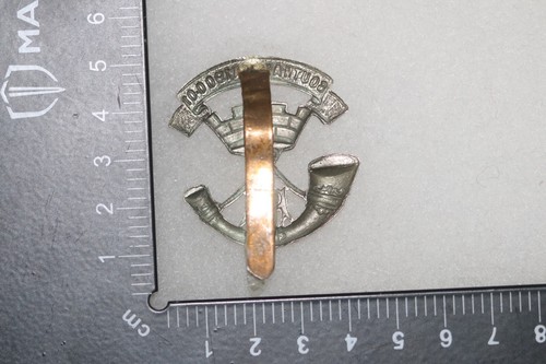 BRITISH ARMY CAP BADGE SOMERSET LIGHT INFANTRY TERRITORIAL WHITE METAL - Picture 2 of 2