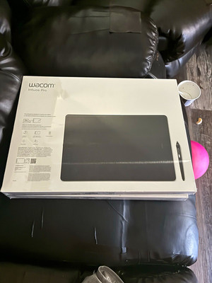 Wacom Intuos Pro Pen Graphics Tablet Drawing Tablet for Digital Art