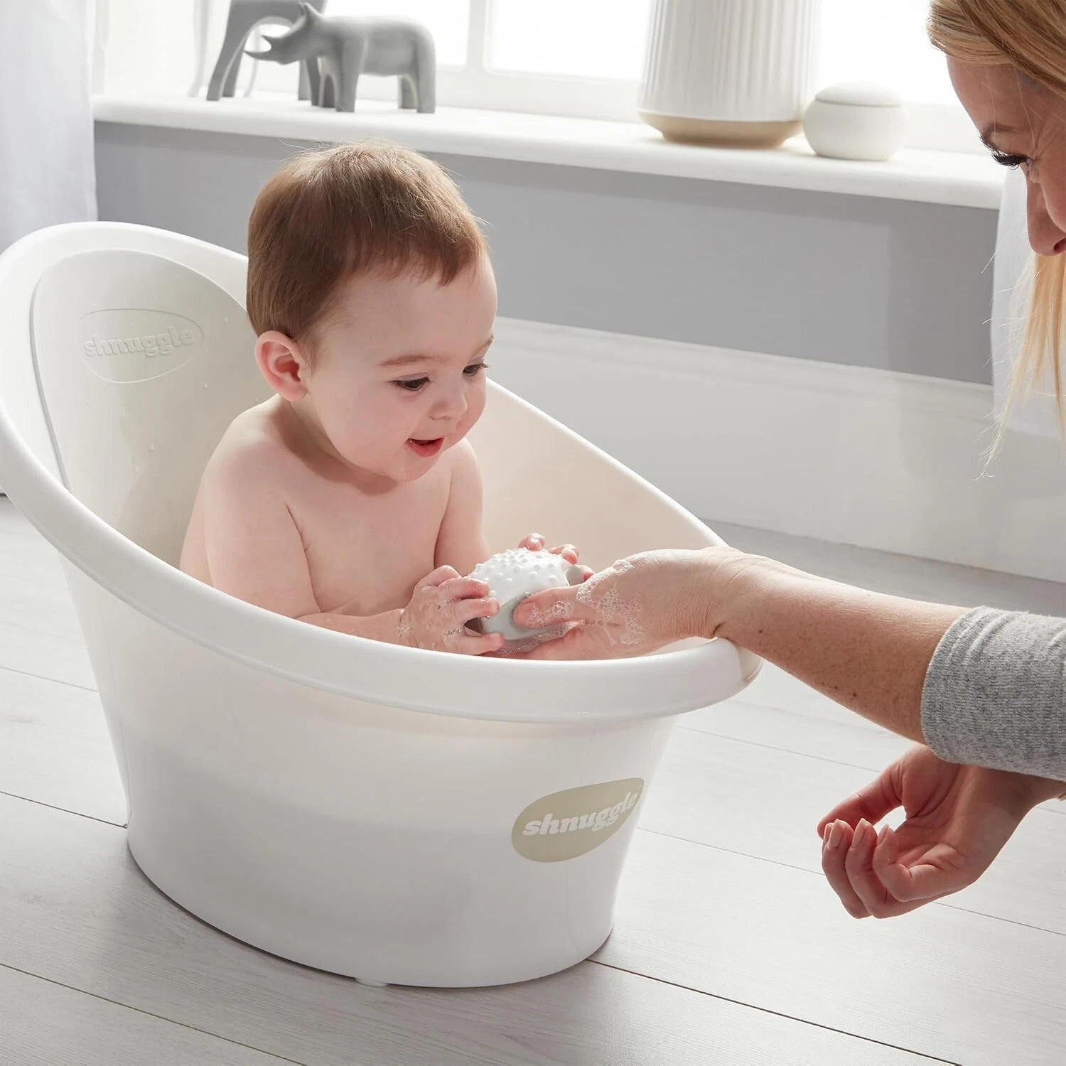Shnuggle Newborn Baby Bath | Built in Support Bump and Soft Backrest - White
Opens in a new window o