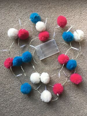 20 x batteriebetriebene LED-Lichterketten mit 7 roten, 6 weißen & 6 blauen Pompons