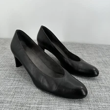 Stuart Weitzman Black Leather Pumps Size 8.5 Round Toe Career Office