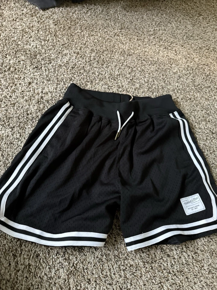 Pantalones cortos de baloncesto Mitchell & Ness para hombre Foto 2 de 3