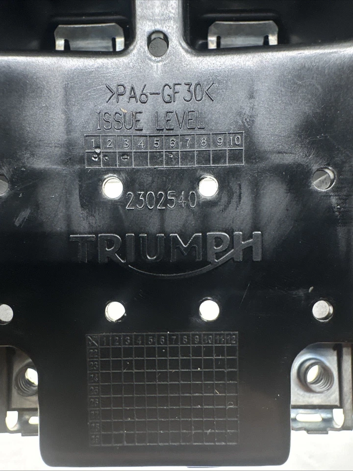 Guardabarros interior trasero TRIUMPH THRUXTON 1200 2016-2022 OEM 2302540 Foto 2 de 4