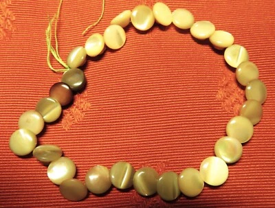 BOUTONS MINIATURE en NACRE sur pied  ø: 8 mm LOT de 29 orient pastels - Photo 1/2