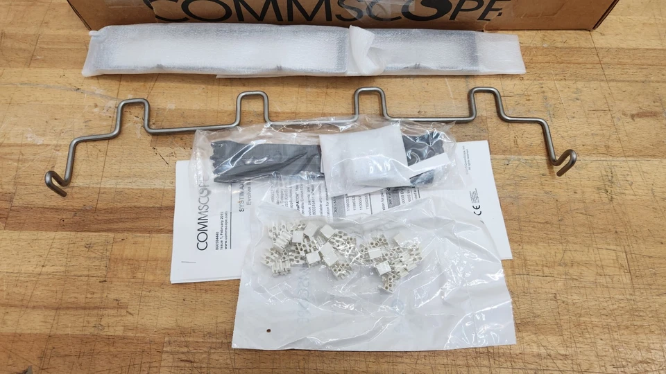 Panel de conexión de 24 puertos Commscope 360-IPR-1100A-E-GS3-1U-24 en ángulo categoría 6 U/UTP Foto 3 de 4