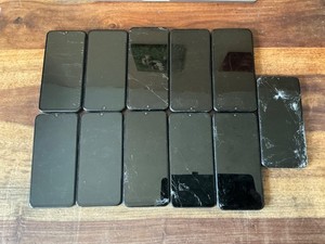 Restposten 11 x Samsung Galaxy A20e schwarz 32GB Smartphones gesprungen/beschädigt