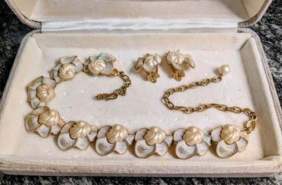 Necklace 16'' and Clip-on Earrings Vintage Gold Tone with faux pearlsl