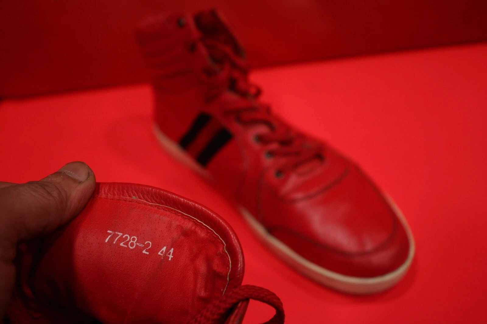 729, ! ! BASKETS MONTANTES HOMME GUCCI ICONIC LOGO ROUGE RUBAN TAILLE 44