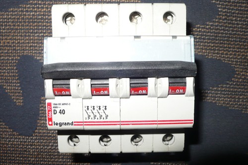 Disjoncteur Legrand Tétrapolaire 40A Courbe D - 10KA - Occasion Fonctionnel