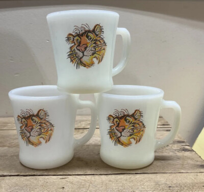 【1960s USA vintage】Fire-King ESSO エッソ 3) 1960's Fire King Esso Exxon Tiger in Your Tank Milk Glass