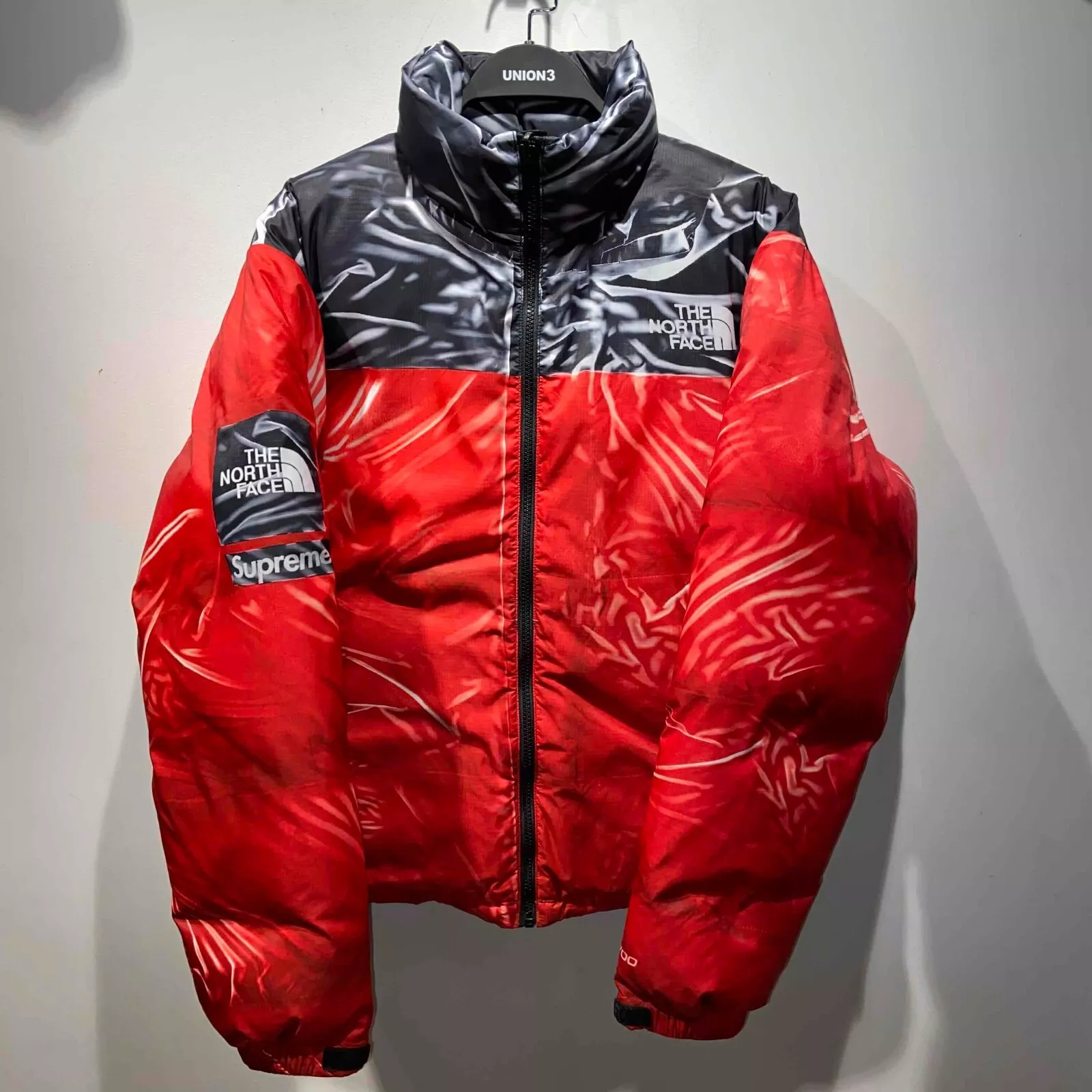 Veste Nuptse imprimée trompe lœil Supreme X THE NORTH FACE taille S rouge ND02300I