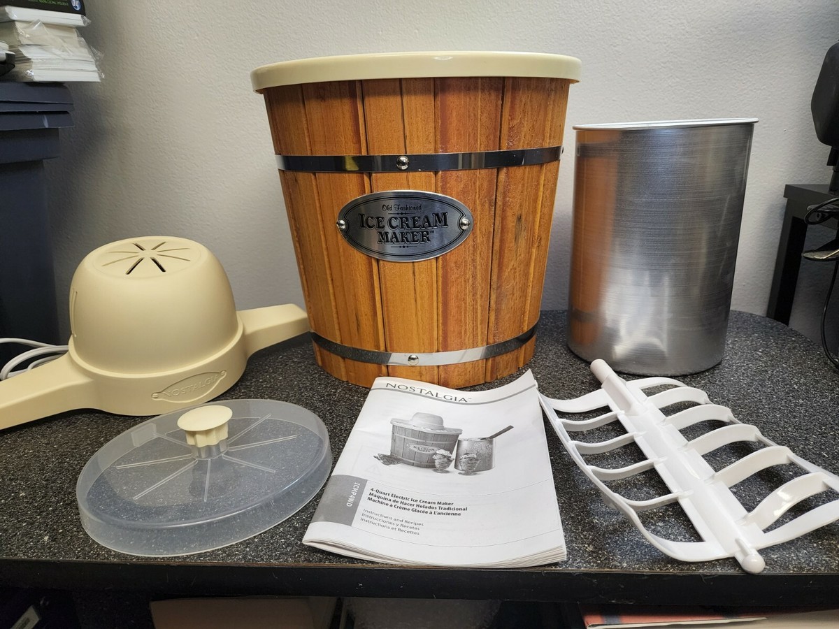 Nostalgia Machine à crème glacée électrique – Seau en bois style salon, machine à crème glacée douce à l'ancienne fait du yaourt glacé ou du gelato en quelques minutes – Appareil de