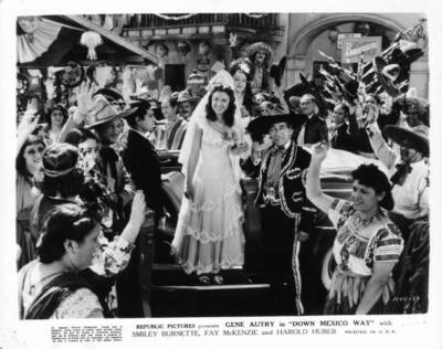 Fay McKenzie getting out car surrounded crowd a scene film Down Me- Old Photo