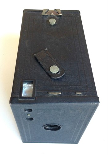 VINTAGE 1920's EASTMAN KODAK BROWNIE No 2C MODEL C BOX CAMERA - Picture 2 of 3