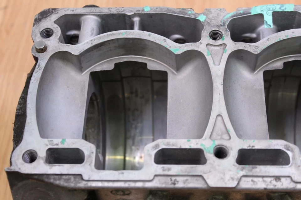 Ski-Doo Summit XRS 800R 2007 cárteres/carcasas del motor principal agrietadas Foto 2 de 4