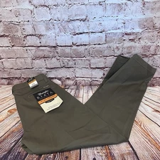 Wrangler Riata Men’s Beige Flat Front Wrinkle Resistant Relaxed Fit Pants 33x30