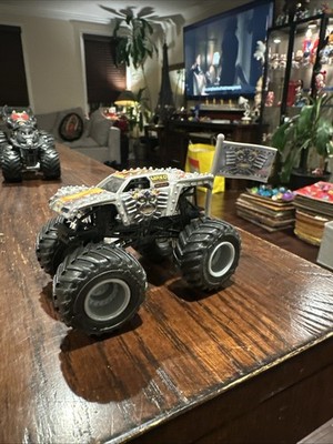 2013 Spin Master Monster Jam MAX-D Decade Of Destruction Truck 1:64 FLAG MINT!!!