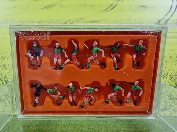 Preiser H0 10075 FußBallmannschaft Trikot GrüN / Hosen Rot Ovp / F02-image