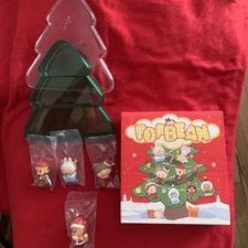PopMarts "POPBEAN" series. Christmas Tree w/ 4 figurines. 