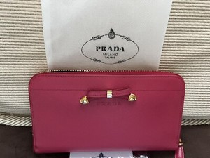 prada wallet milano