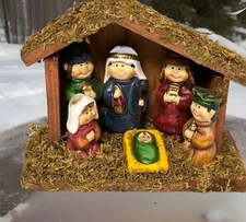 Child Nativity Manger Scene Crèche Christmas Wooden Moss Roof Stable Cartoon