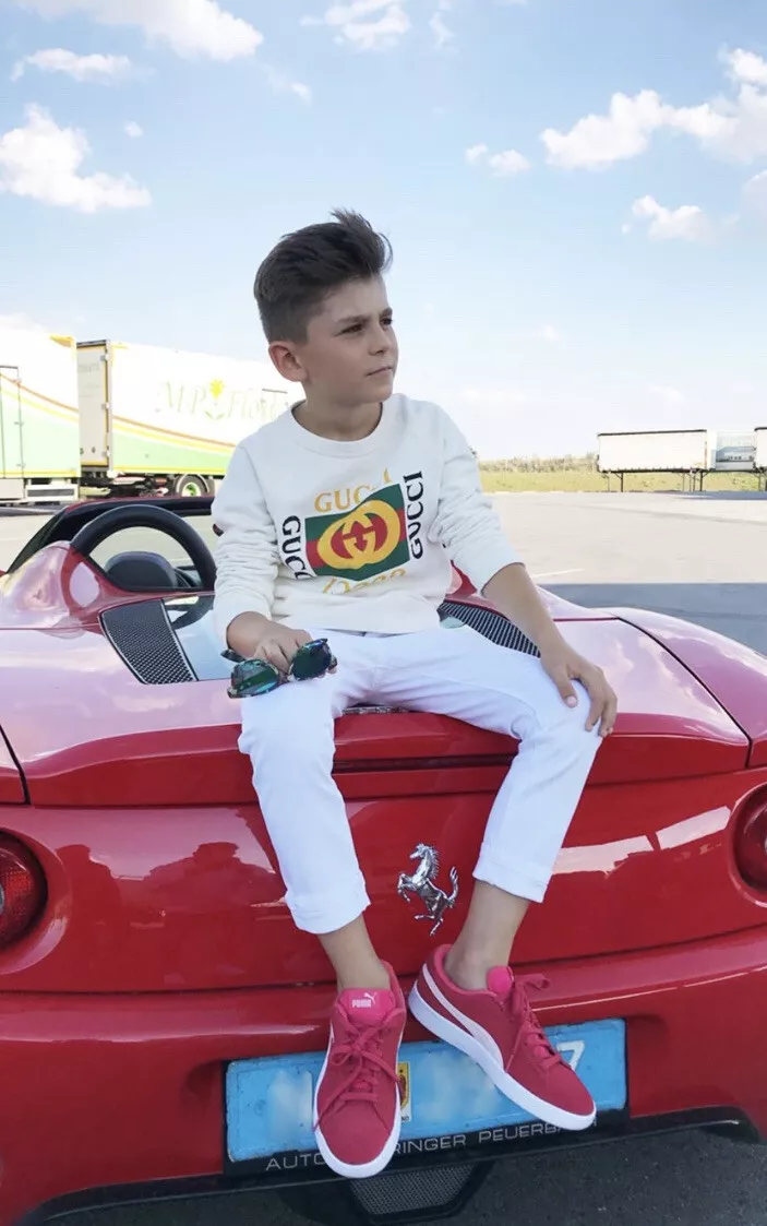 Authentic Gucci Boys Retro Logo Sweatshirt in White Size 6 years