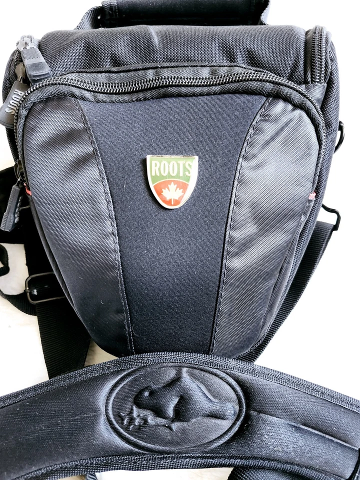 Bolso Estuche para Cámara Roots Canada con Correa Bandolera y Correa para Cintura. Foto 2 de 4
