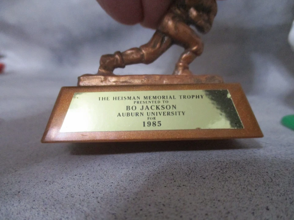Figura de la Universidad Bo Jackson Auburn #34 Heisman Collection 1997 Starting Lineup Foto 2 de 4