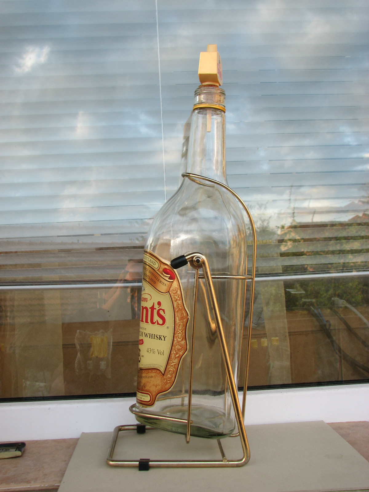 William Grant's 3 litre large bottle glass pourer scotch whisky swing