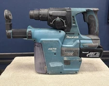 Makita XRHO1 18V  Rotary Hammer Drill SDS-Plus W/DX01 Dust Collector And Battery