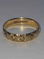 9CT YELLOW GOLD PATTERNED BAND RING SIZE Q UK HALLMARKED