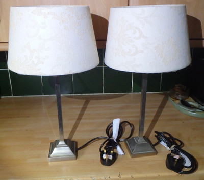 Laura Ashley Home Paar elegante Tisch Nachttischlampen aus Metall mit cremefarbenen Schirmen