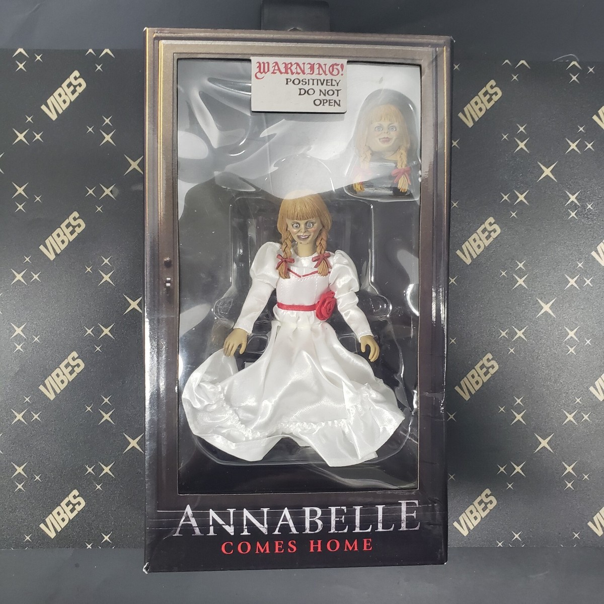 Action Figure NECA Annabelle – The Conjuring, Scala 1:12, 18 Cm, Nuova In Scatola