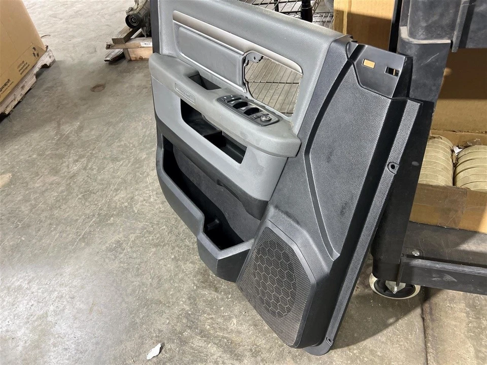 Отделочная панель передней двери водителя 2016 Ram 1500 б/у от оригинального производителя - Изображение 2 из 4