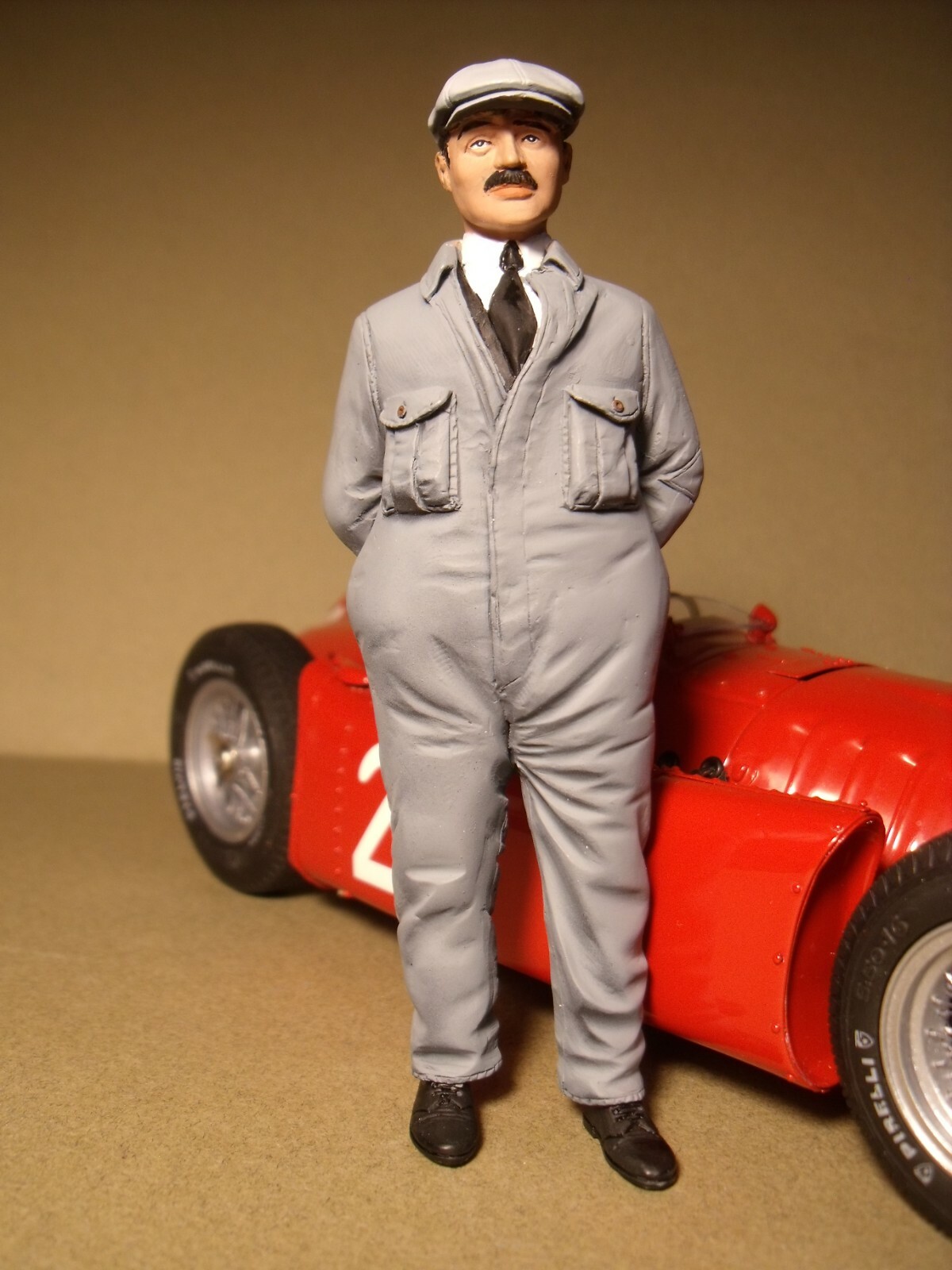 Figurine 1/18 Vittorio Jano non peinte en résine haute précision style CMC CMR