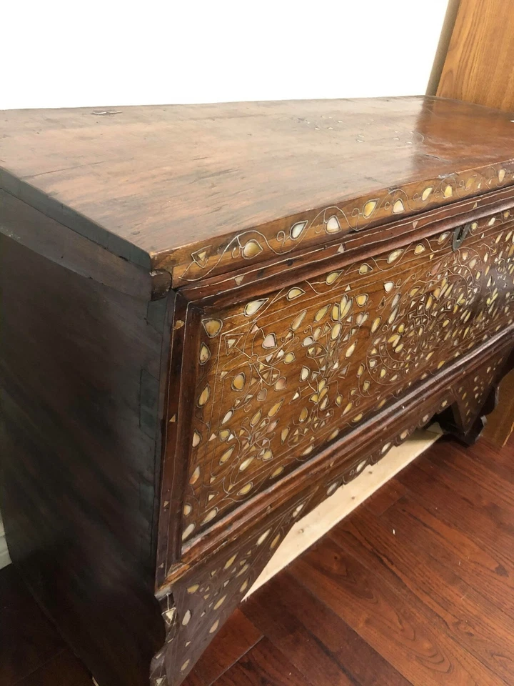 Hermoso tocador antiguo de madreperla de Oriente Medio de 1900 Foto 2 de 4