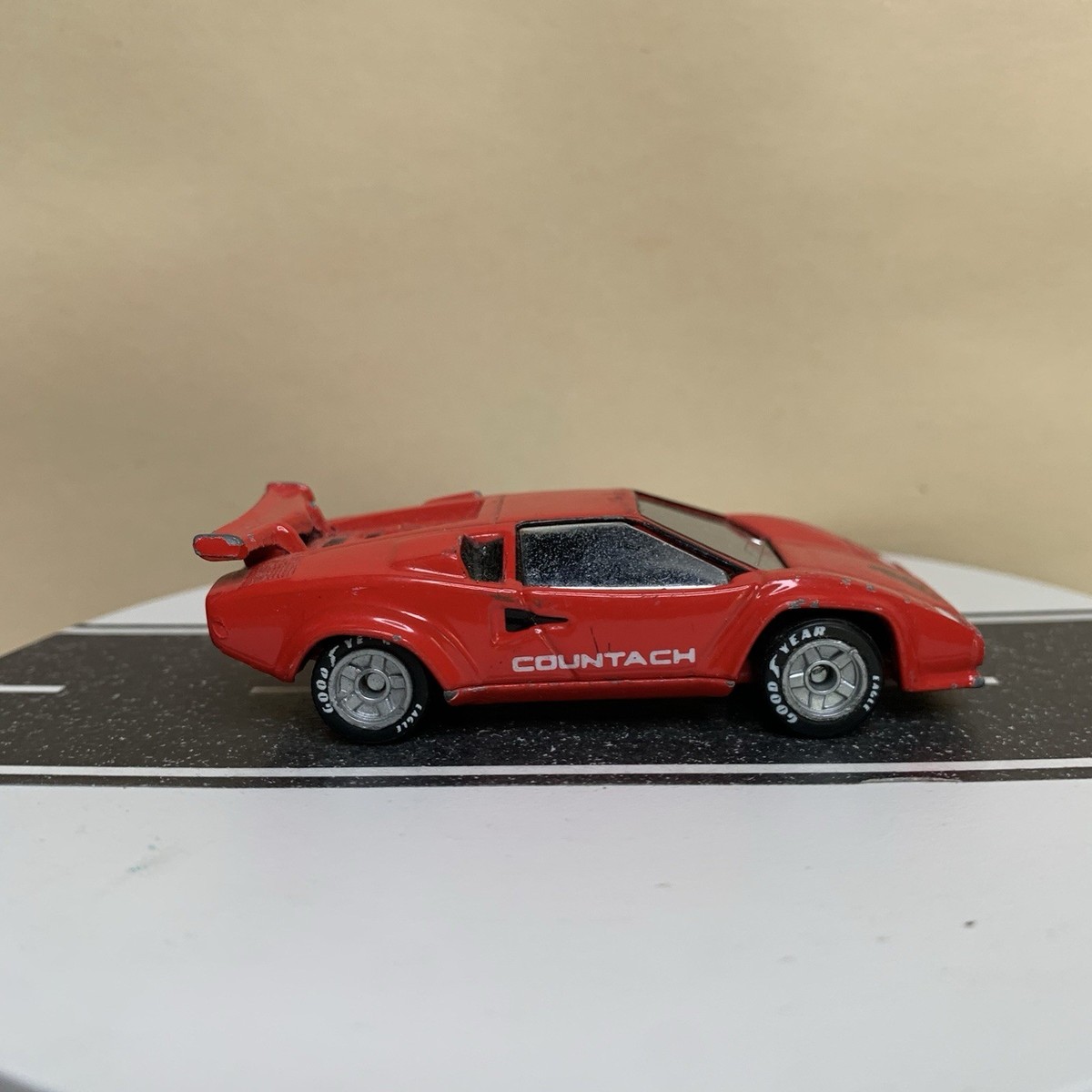 1985 Matchbox World Class Lamborghini Countach LP5000S Red w