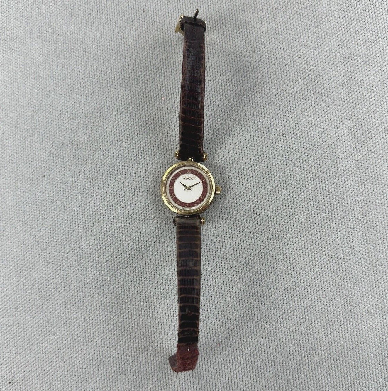 Montre Gucci femme 2000L plaqué or 18 carats empilé logo rouge vintage fabrication suisse *