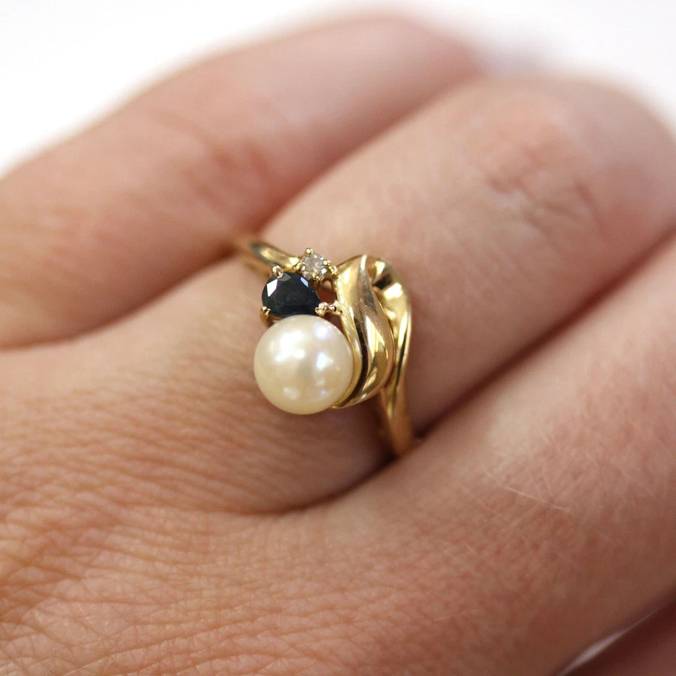 Anillo de compromiso de oro amarillo sólido de 14 k con diamantes y perlas blancas de agua dulce y zafiros Foto 3 de 4