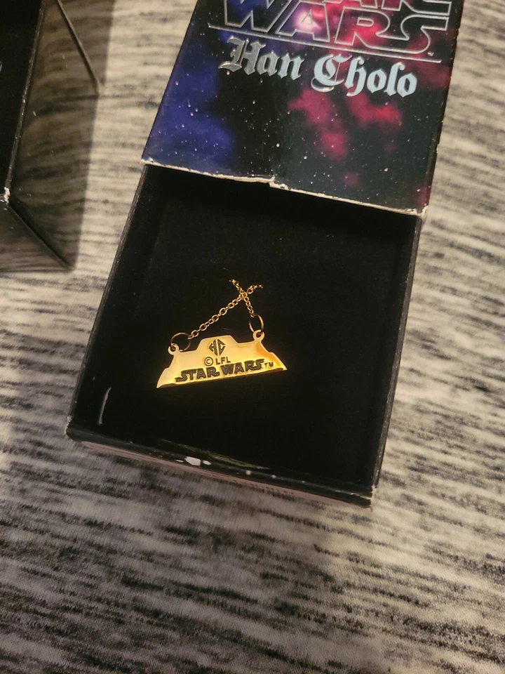 Colar Star Wars May The Force Be With You Série Sombra - Ouro Han Cholo NOVO - Imagem 2 de 4