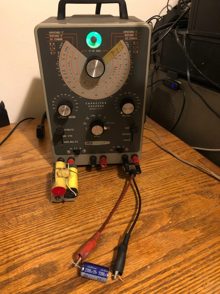 Comprobador probador de condensadores Heathkit IT-11 funcionando con EXT. STD. 30μF Foto 2 de 4