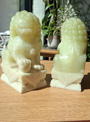 Sculpture Chinoise : Massive Paire de Lions en Jade Vert de 15cm ht et 2.6Kgs - Photo 1/4
