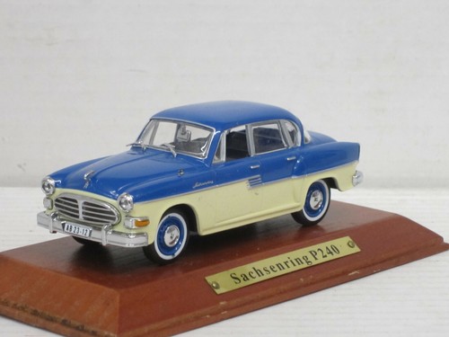 Sachsenring P240, blau/creme, ohne OVP, Vitrine mit Holzsockel, IXO / Atlas,1:43