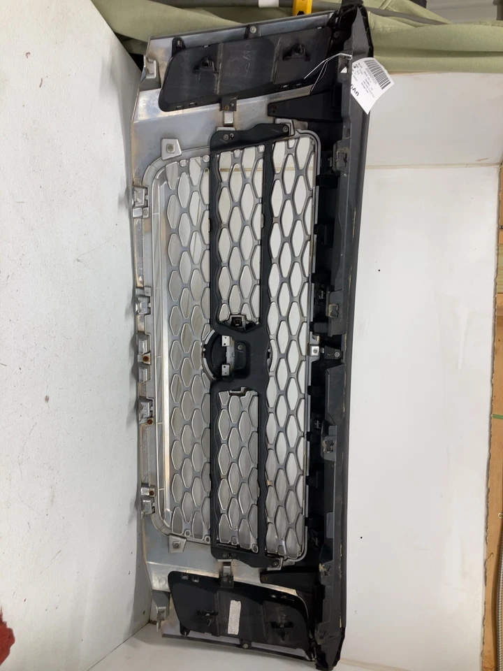 16 NISSAN TITAN XD Grille Upper Sl - Изображение 3 из 3