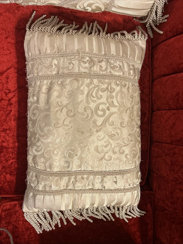 "Almohada de acento JC Penney Home Collection brocado dorado 22"" - almohada para el cuello 22""" Foto 2 de 4