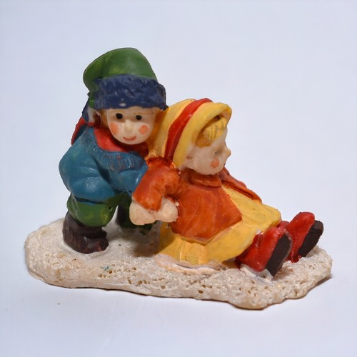 Accesorios de pueblo de resina navideña estatuillas niños trineo y patinaje - Imagen 16 de 18